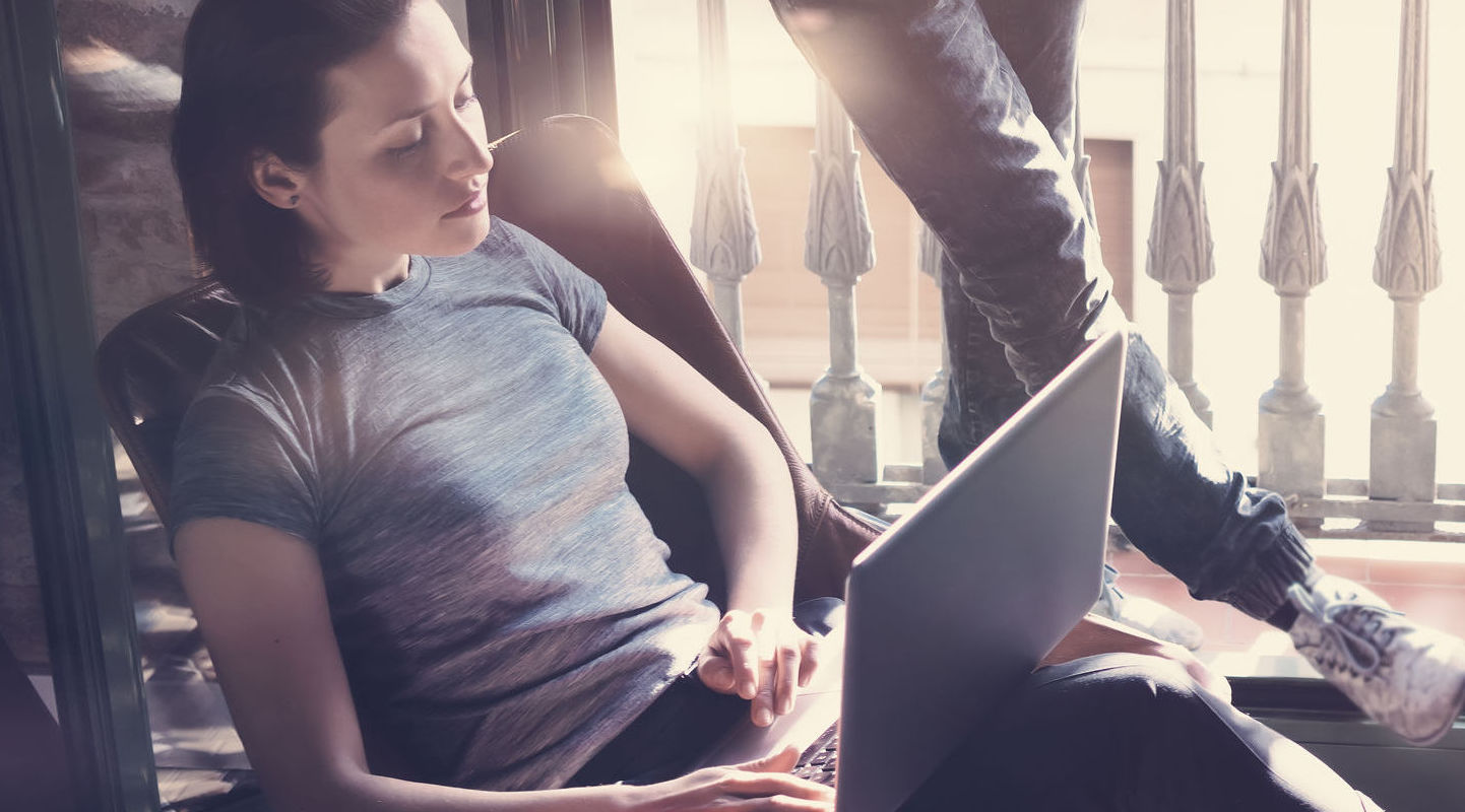 man_and_woman_at_computer